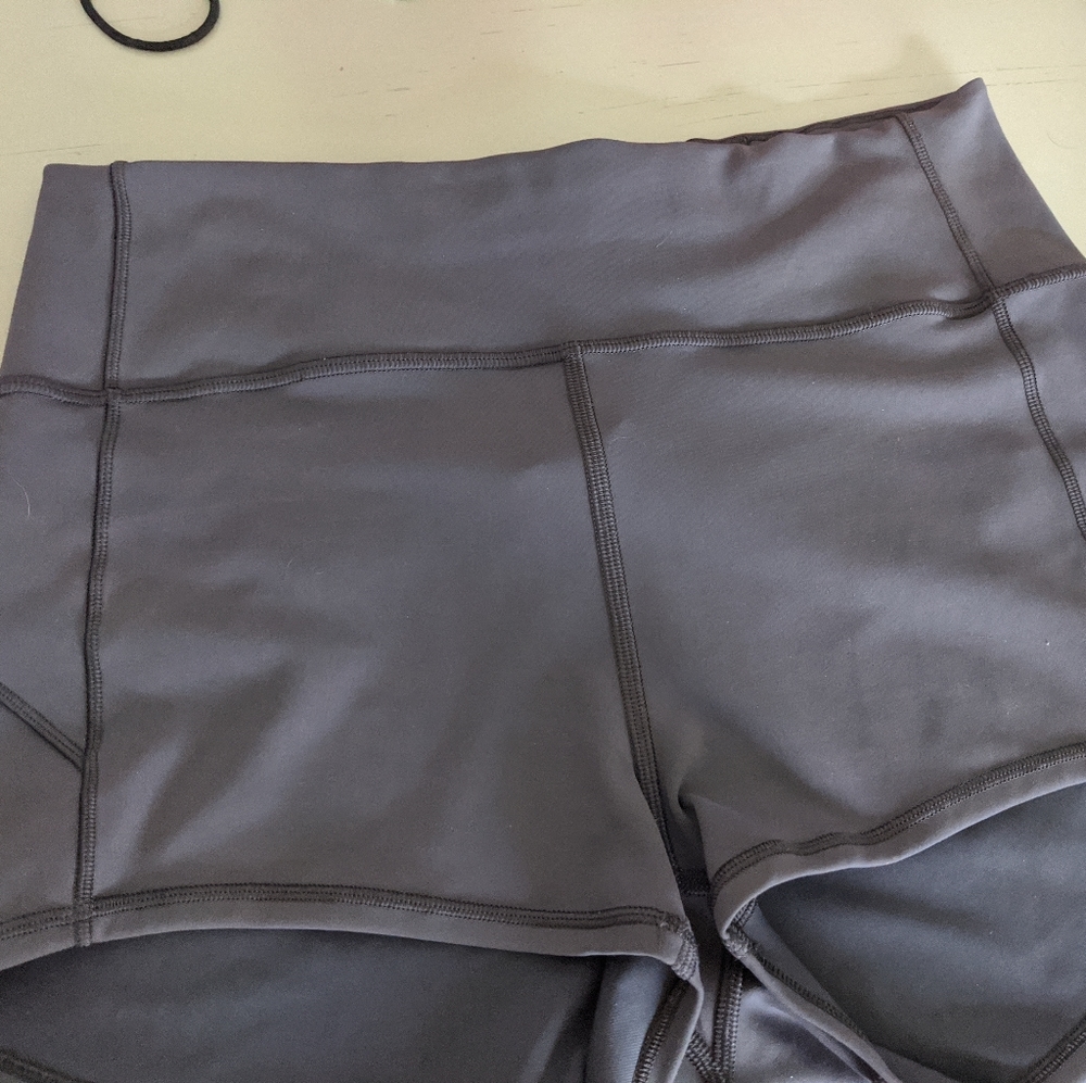 Lululemon size 10 shorts - Picture 1 of 3